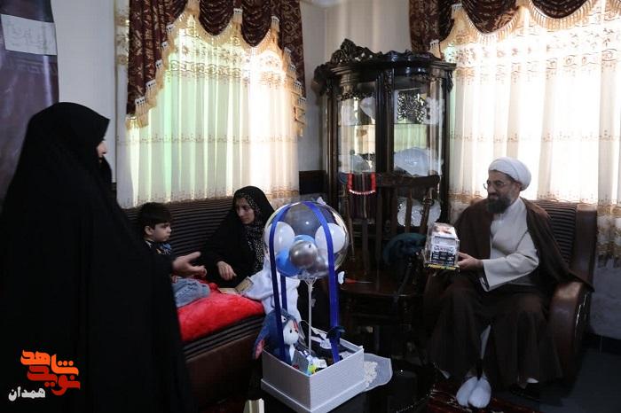 امام جمعه همدان در منزل شهید کریمی حاضر شد