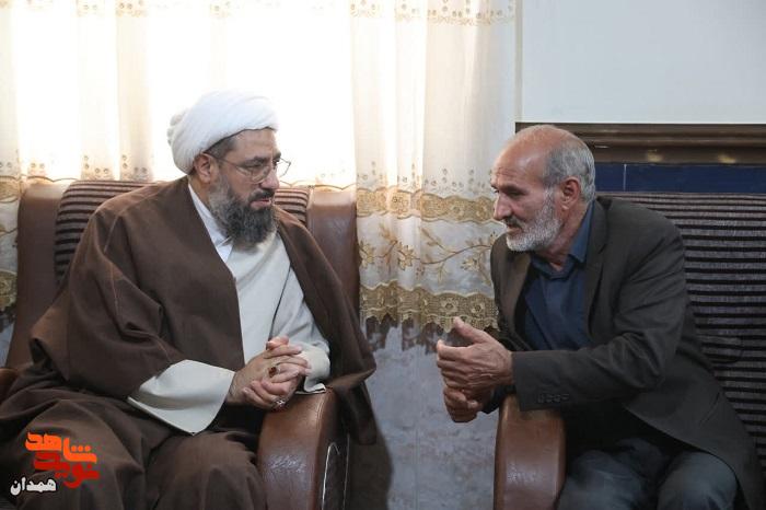 امام جمعه همدان در منزل شهید کریمی حاضر شد