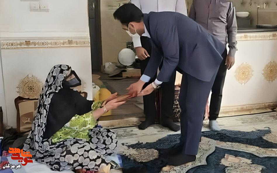 تکریم مادر شهید صالح ملاحی توسط شهردار و پرسنل شهرداری لافت