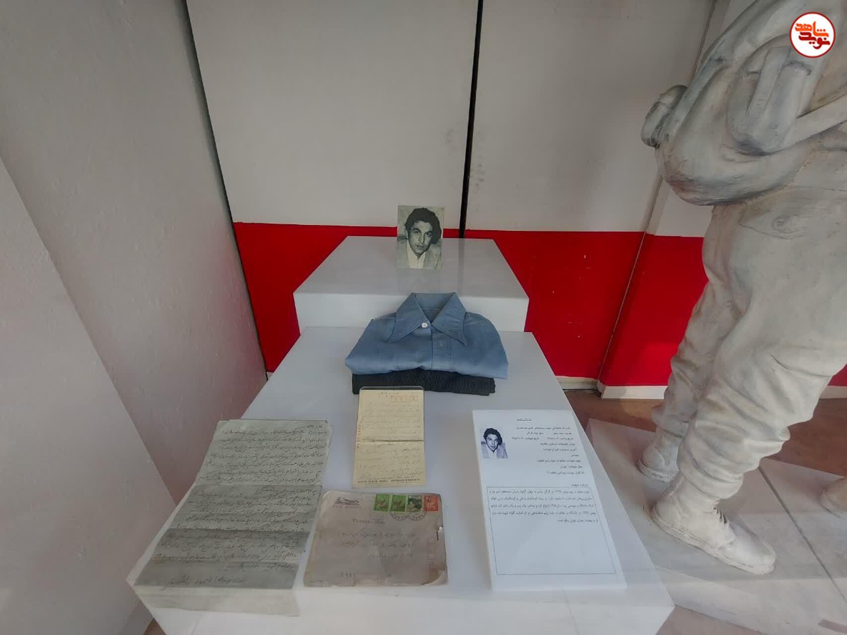 آثار و اسناد یک دانشجوی شهید در غرفه بیرونی موزه شهدا 