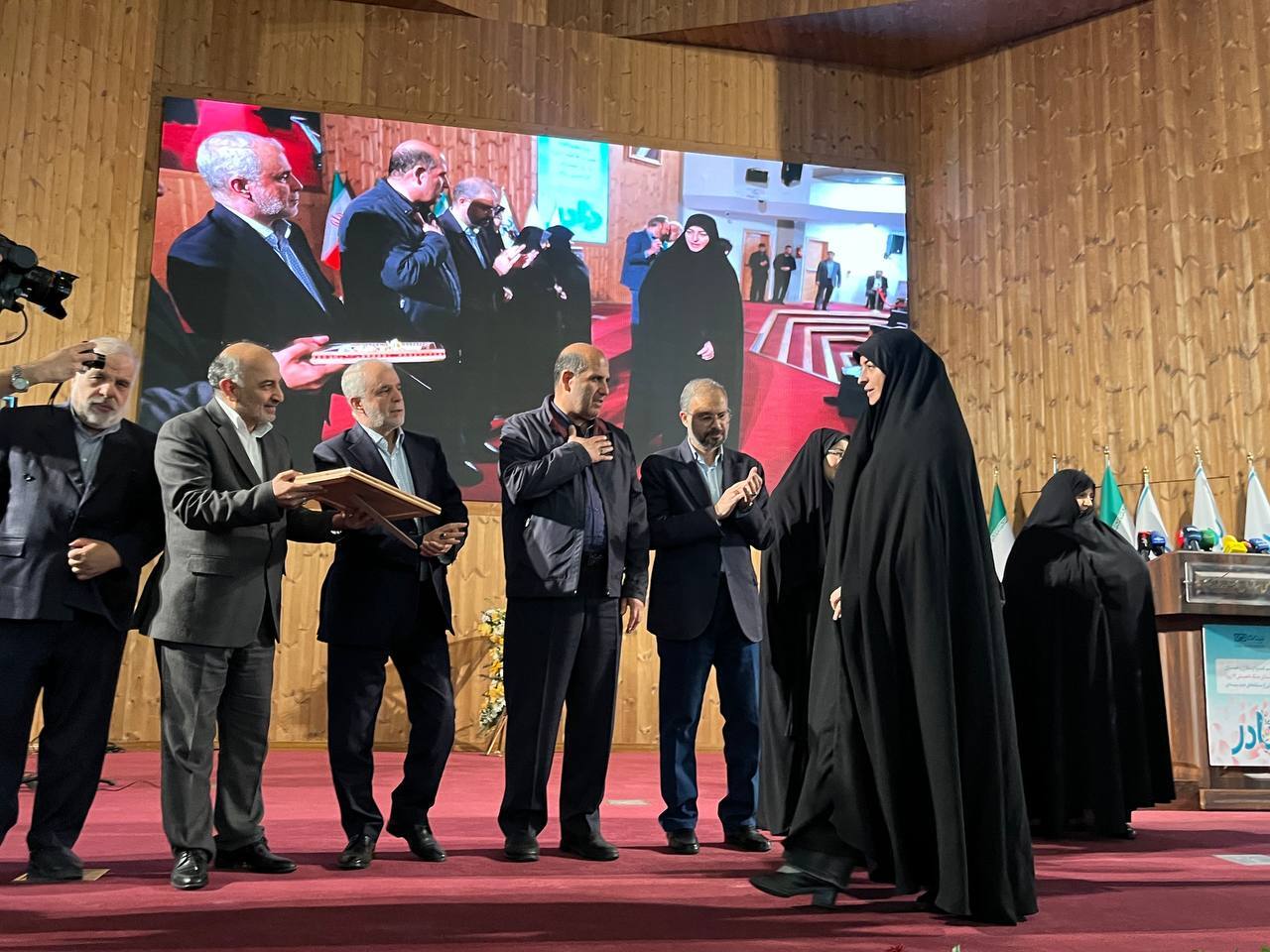 مراسم تجلیل از مادران و همسران شهدای جنگ ۱۲ روزه و رونمایی از سامانه جدید بیمه دی برگزار شد