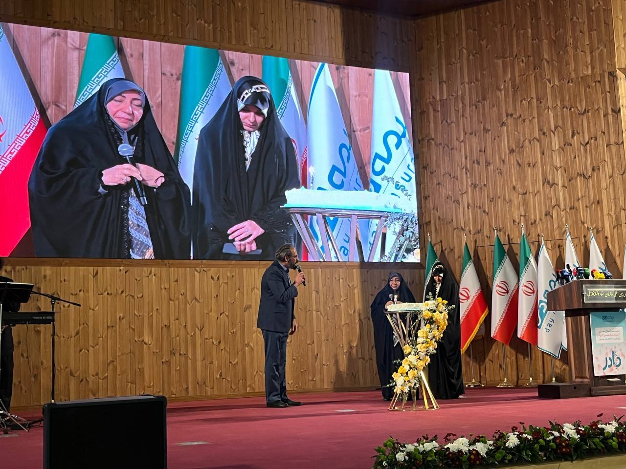 مراسم تجلیل از مادران و همسران شهدای جنگ ۱۲ روزه و رونمایی از سامانه جدید بیمه دی برگزار شد