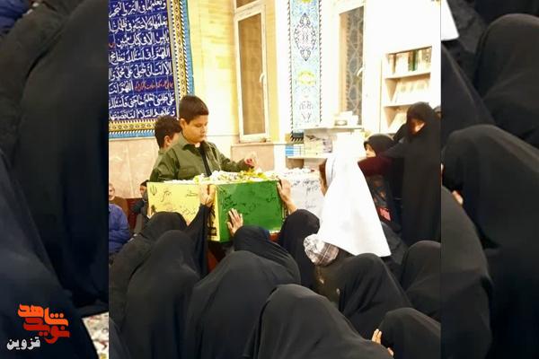 شب اشک و گلاب در قزوین؛ روایت وداع مردم با شهید گمنام در مسجد امیرالمؤمنین (ع)