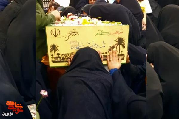 شب اشک و گلاب در قزوین؛ روایت وداع مردم با شهید گمنام در مسجد امیرالمؤمنین (ع)