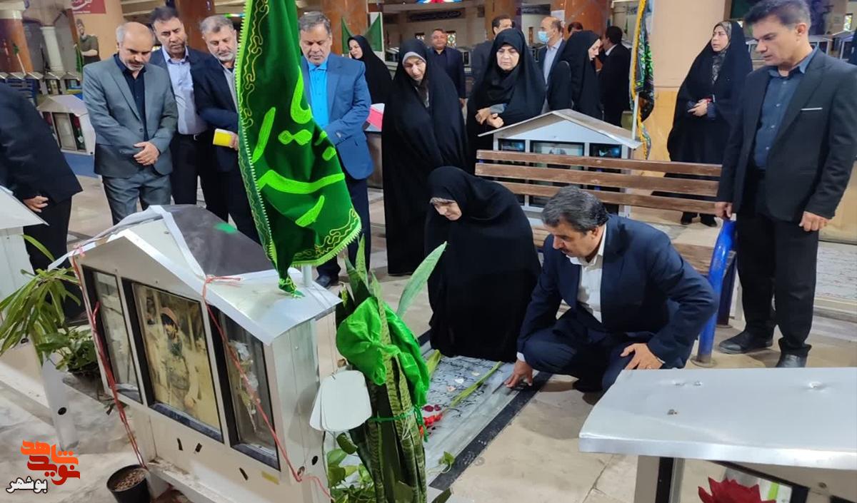 ادای احترام معاون تعاون و امور اجتماعی بنیاد شهید و امور ایثارگران به مقام شهدای والامقام استان بوشهر