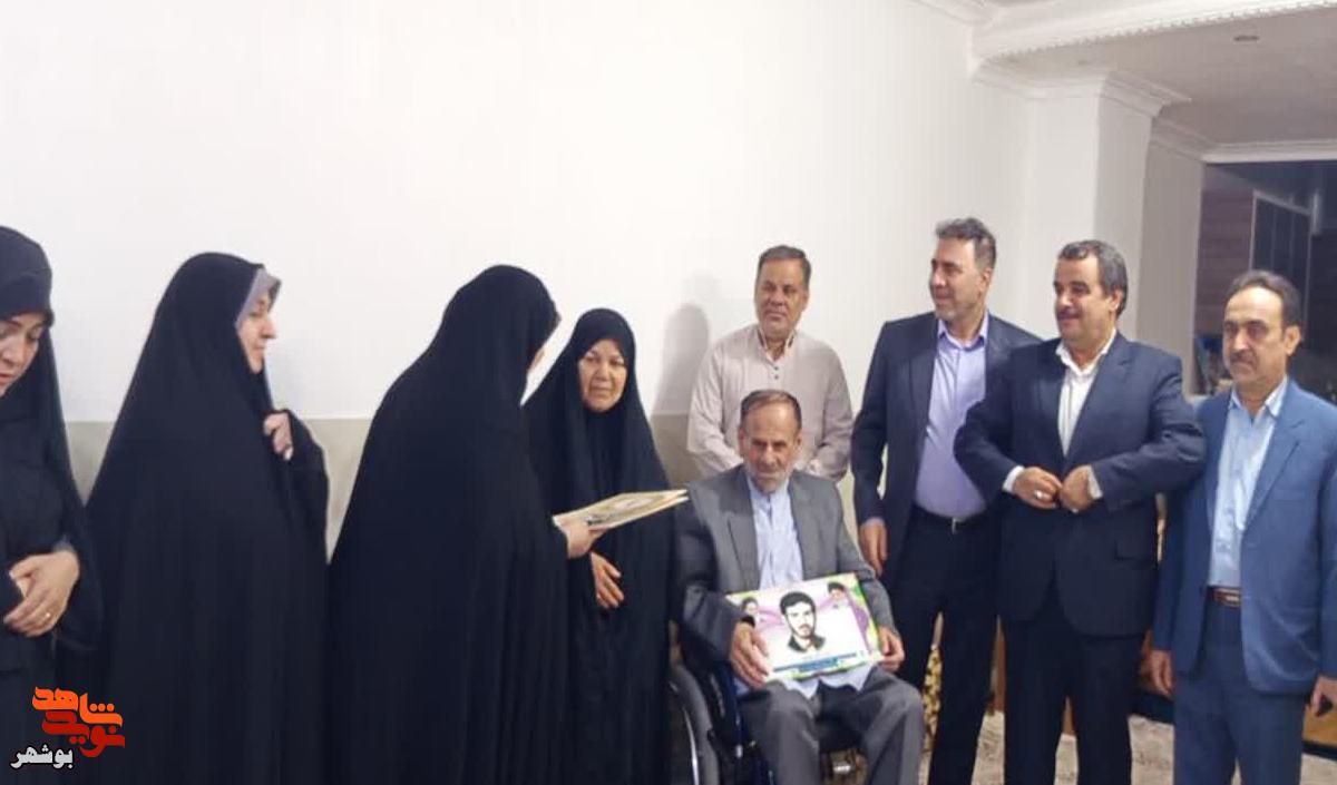 ادای احترام معاون تعاون و امور اجتماعی بنیاد شهید و امور ایثارگران به فداکاری همسر جانباز ۷۰ درصد