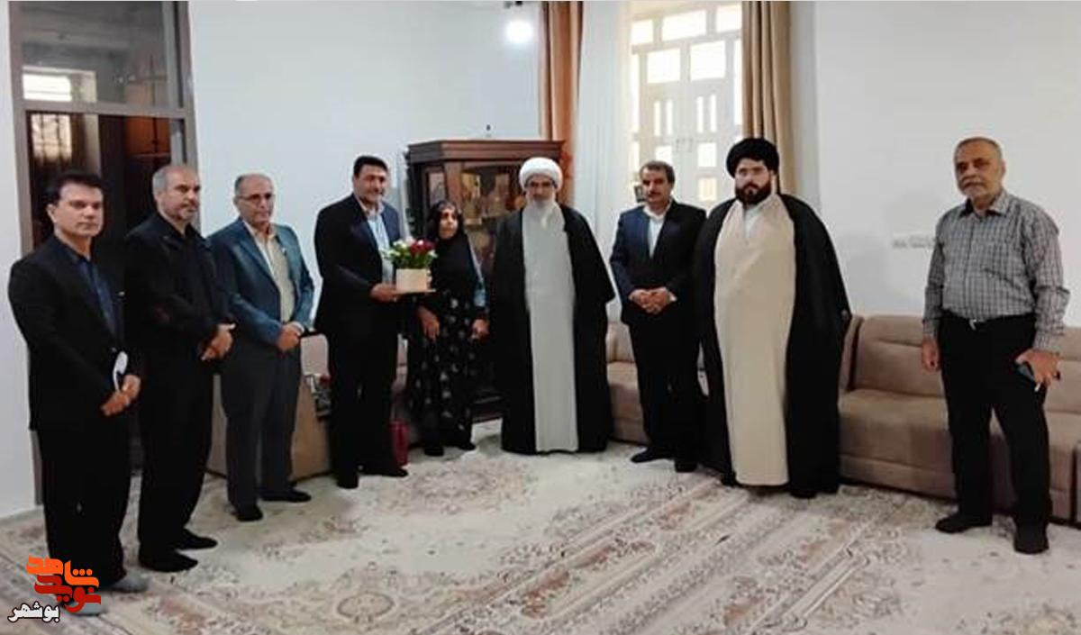 دیدار نماینده ولی فقیه در استان با مادر شهیدان عبدالرسول نصوری و عبدالمجید جاشویی