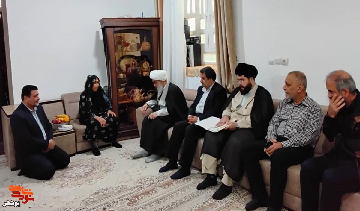 دیدار نماینده ولی فقیه در استان با مادر شهیدان عبدالرسول نصوری و عبدالمجید جاشویی