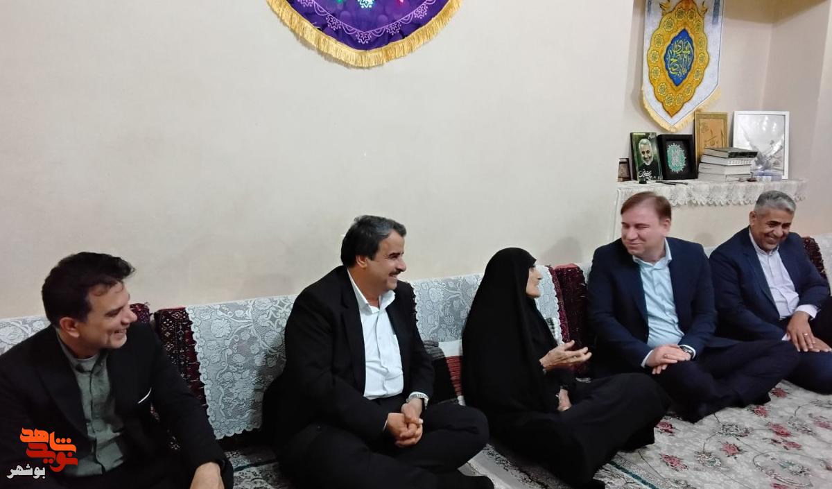 دیدار استاندار بوشهر با مادران شهیدان والامقام محمد علی کهید ظهرابی و حسن لک
