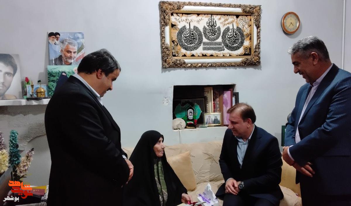 دیدار استاندار بوشهر با مادران شهیدان والامقام محمد علی کهید ظهرابی و حسن لک