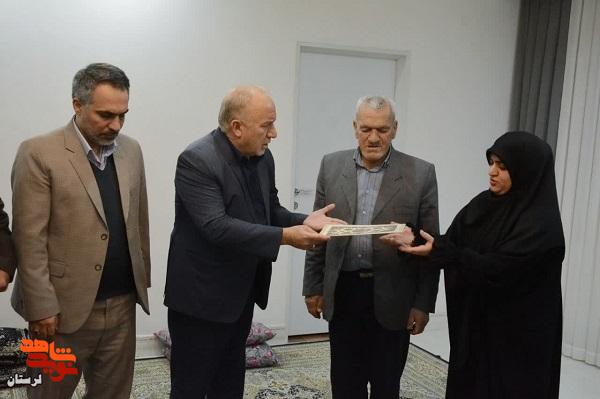 دیدار مدیرکل بنیاد شهید لرستان با خانواده شهدا خرم آباد