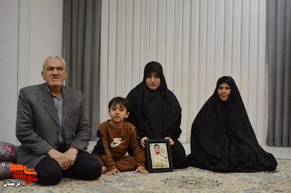 دیدار مدیرکل بنیاد شهید لرستان با خانواده شهدا خرم آباد