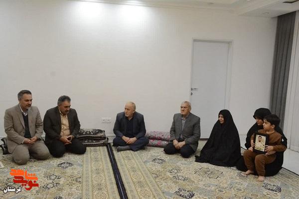 دیدار مدیرکل بنیاد شهید لرستان با خانواده شهدا خرم آباد