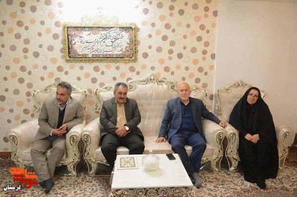 دیدار مدیرکل بنیاد شهید لرستان با خانواده شهدا خرم آباد