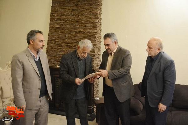 دیدار مدیرکل بنیاد شهید لرستان با خانواده شهدا خرم آباد