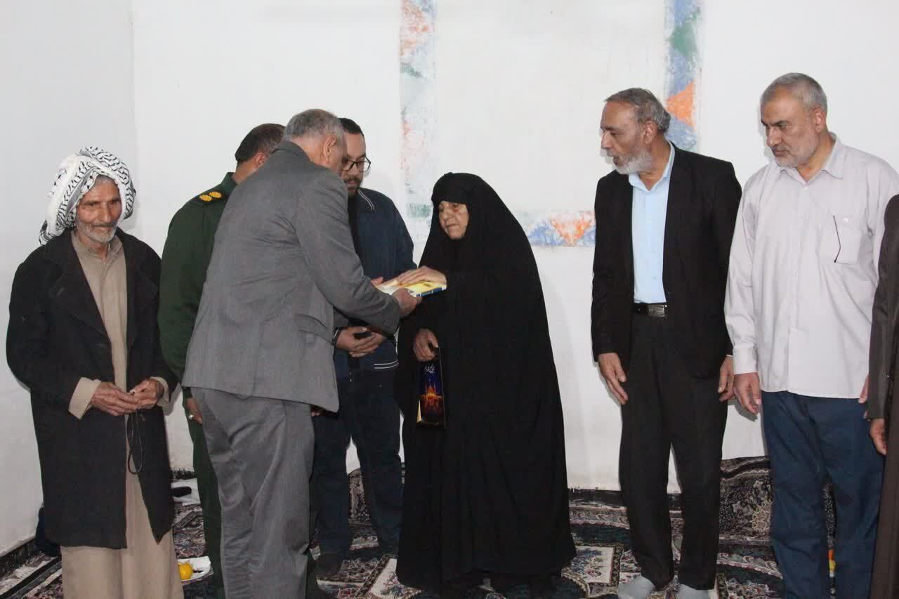 دیدار خادمان شهدای غریب خوزستان با مادر شهید کاظم ارفعی‌نژاد