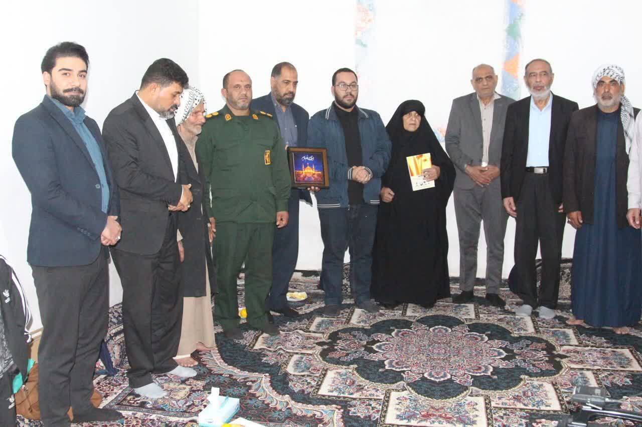 دیدار خادمان شهدای غریب خوزستان با مادر شهید کاظم ارفعی‌نژاد