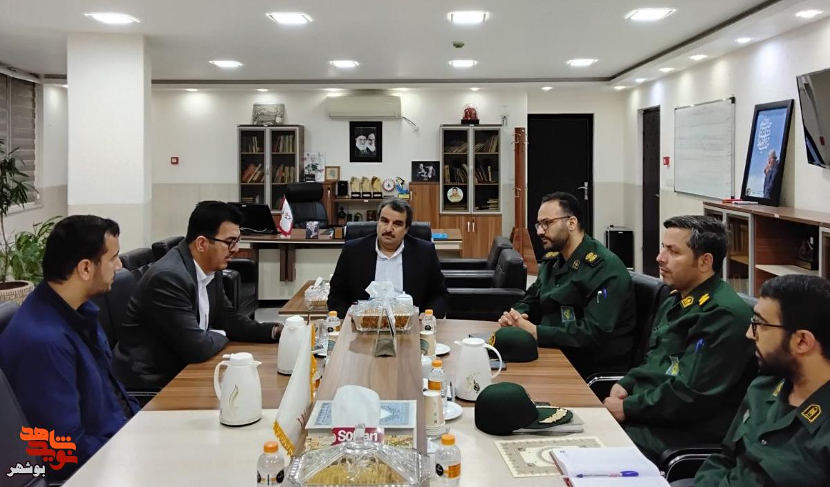 اعطای احکام ریاست کمیته جمع اوری آثار شهدا و تکریم خانواده های شهدا و ایثارگران در کنگره شهدای استان بوشهر به مدیر کل بنیاد شهید