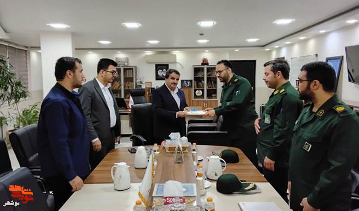 اعطای احکام ریاست کمیته جمع اوری آثار شهدا و تکریم خانواده های شهدا و ایثارگران در کنگره شهدای استان بوشهر به مدیر کل بنیاد شهید