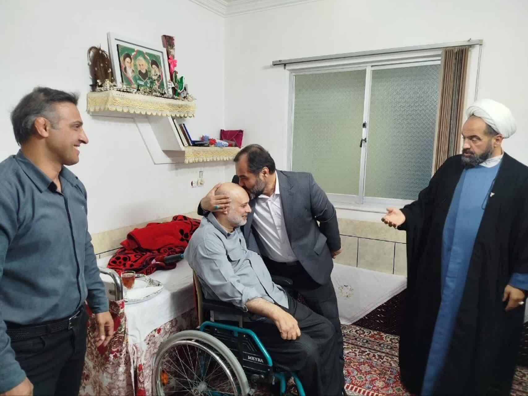 تجلیل مدیرکل امور ورزشی بنیاد شهید و امورایثارگران از جانباز ۷۰ درصد ورزشکار استان گلستان تجلیل مدیرکل امور ورزشی بنیاد شهید و امورایثارگران از جانباز ۷۰ درصد ورزشکار استان گلستان