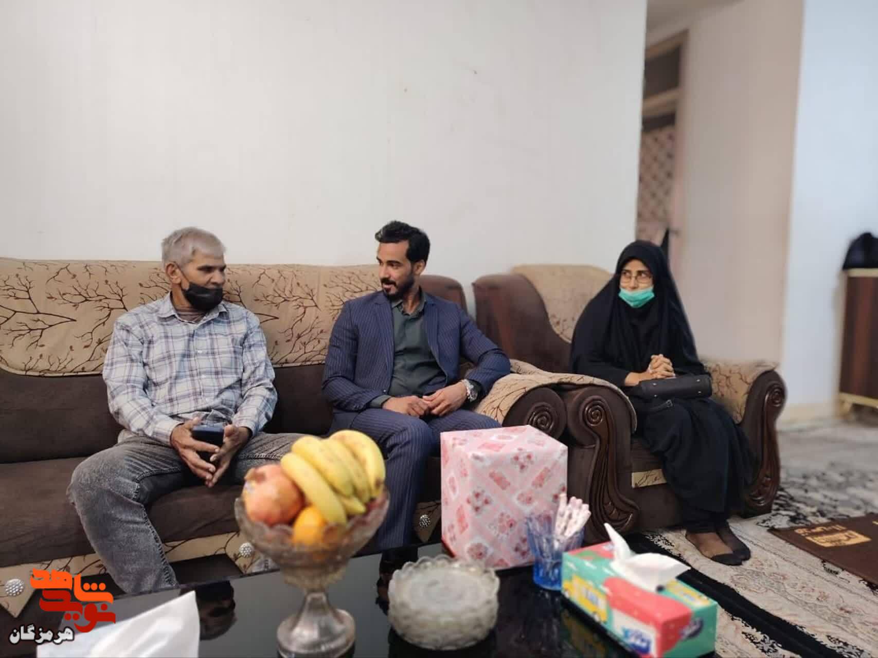 دیدار رئیس بنیاد شهید حاجی‌آباد با خانواده‌های جانبازان سرافراز