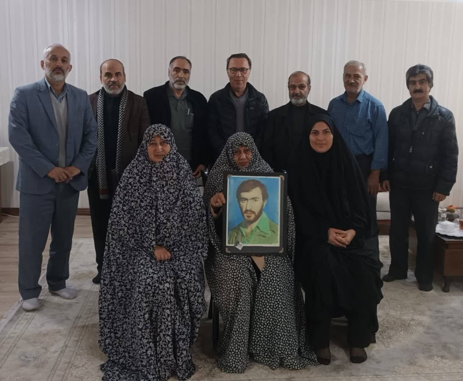 دیدار مسئولان بنیاد شهید همدان با خانواده شهید غریب در اسارت علی‌اصغر رئوفی‌فرد