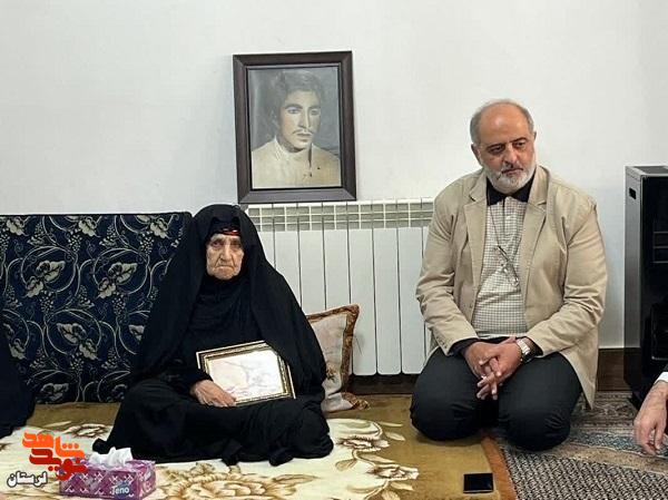 دیدار دبیرکل کنگره ملی شهدای غریب اسارت با مادر شهید غریب و جاویدالاثر «ابراهیم سگوند»