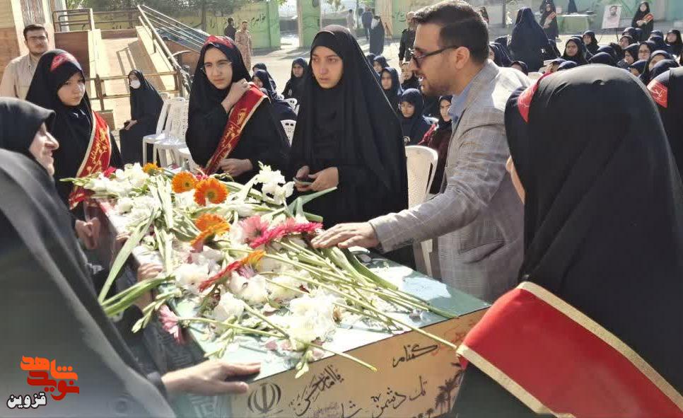 پیوند مسجد و مدرسه برای نخستین بار در قزوین؛ وداع دانش‌آموزان با شهید گمنام