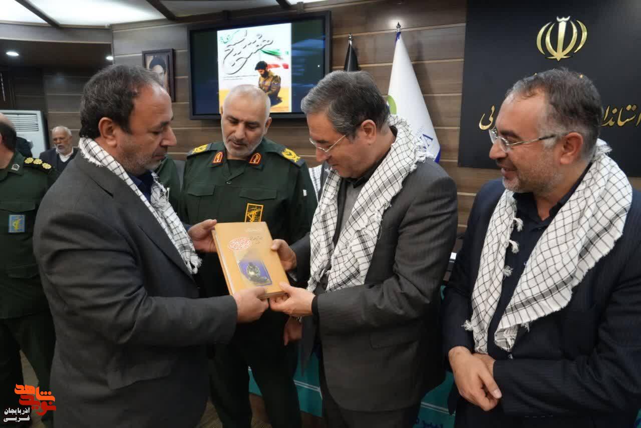 اهدای جلد سوم کتاب وصیت نامه شهدا توسط مدیرکل بنیاد شهید و امورایثارگران استان به استاندار آذربایجان غربی اهدای جلد سوم کتاب وصیت نامه شهدا توسط مدیرکل بنیاد شهید و امورایثارگران استان به استاندار آذربایجان غربی