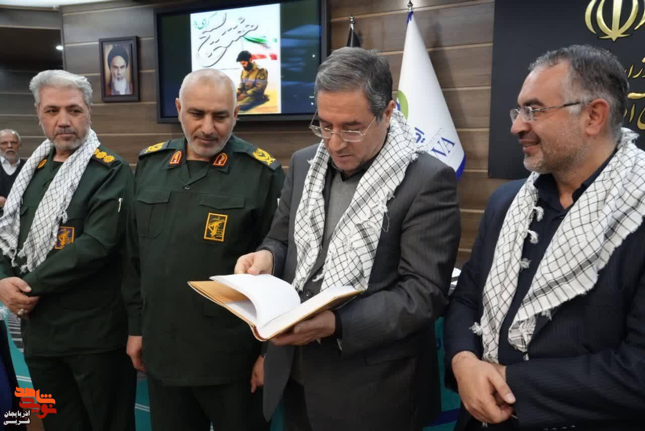 اهدای جلد سوم کتاب وصیت نامه شهدا توسط مدیرکل بنیاد شهید و امورایثارگران استان به استاندار آذربایجان غربی اهدای جلد سوم کتاب وصیت نامه شهدا توسط مدیرکل بنیاد شهید و امورایثارگران استان به استاندار آذربایجان غربی