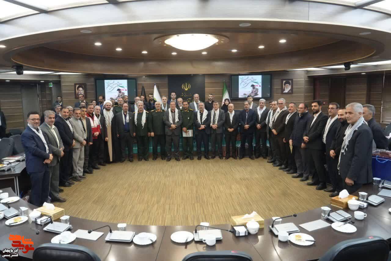 اهدای جلد سوم کتاب وصیت نامه شهدا توسط مدیرکل بنیاد شهید و امورایثارگران استان به استاندار آذربایجان غربی اهدای جلد سوم کتاب وصیت نامه شهدا توسط مدیرکل بنیاد شهید و امورایثارگران استان به استاندار آذربایجان غربی