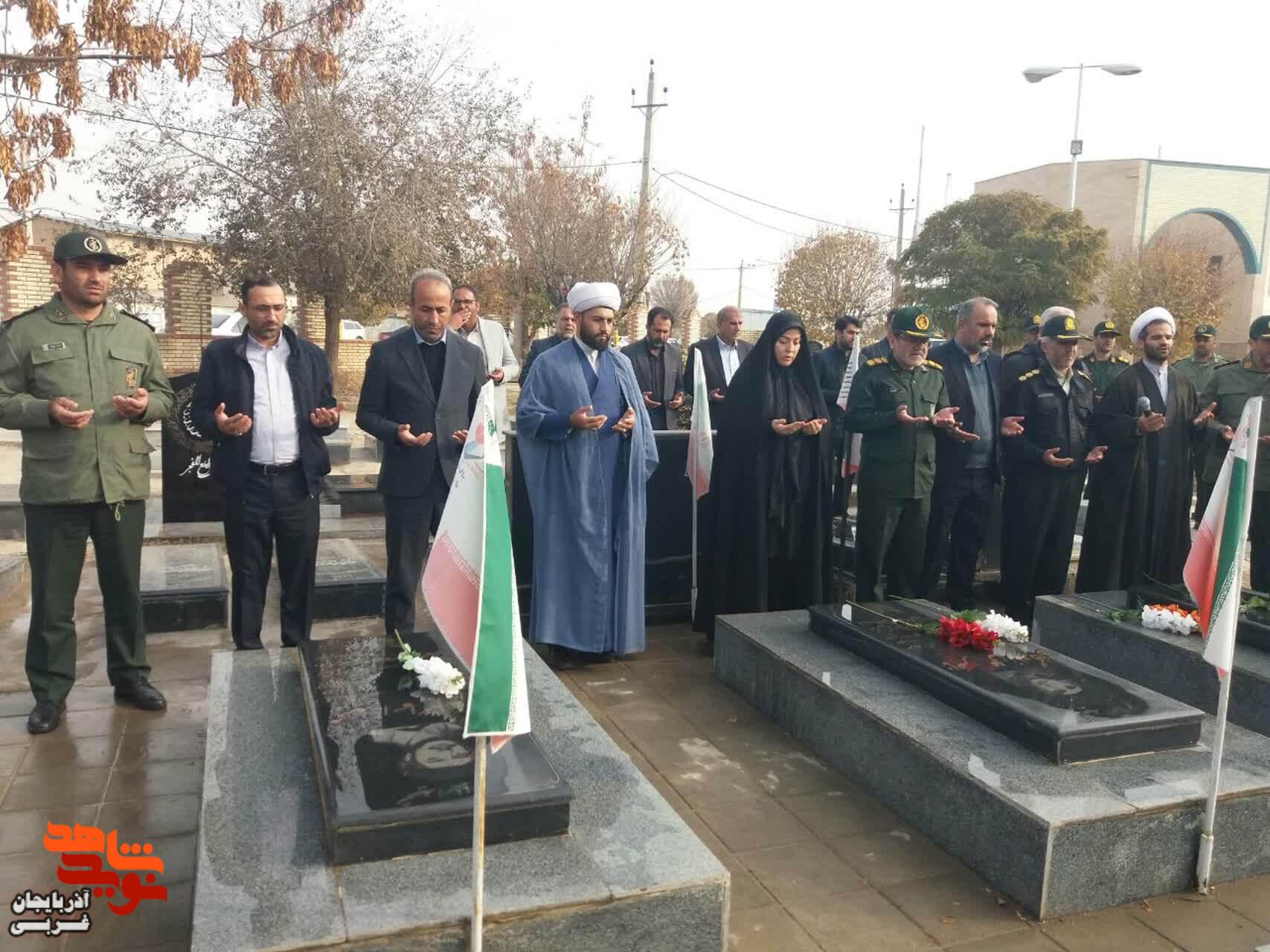 آئین غبارروبی و عطر افشانی مزار مطهر شهدای پلدشت