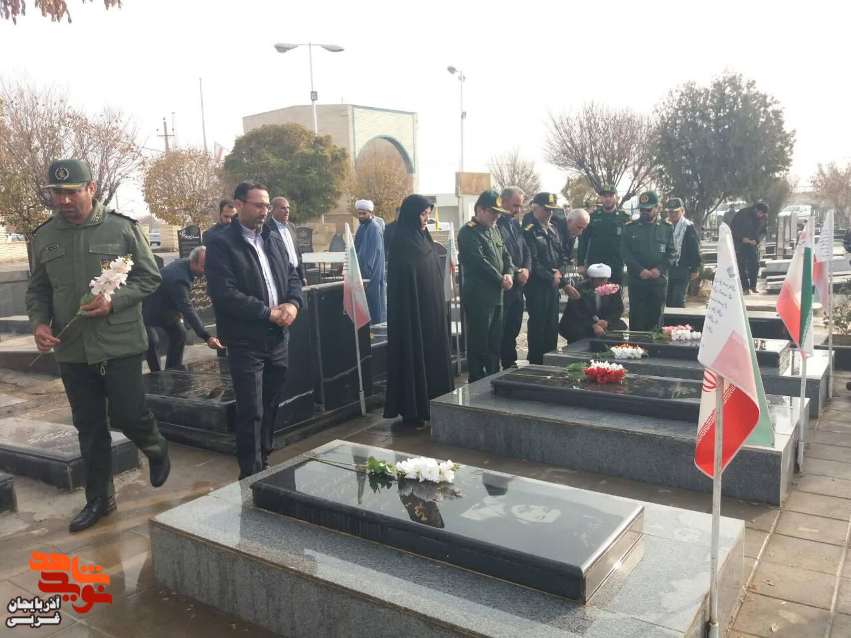 آئین غبارروبی و عطر افشانی مزار مطهر شهدای پلدشت