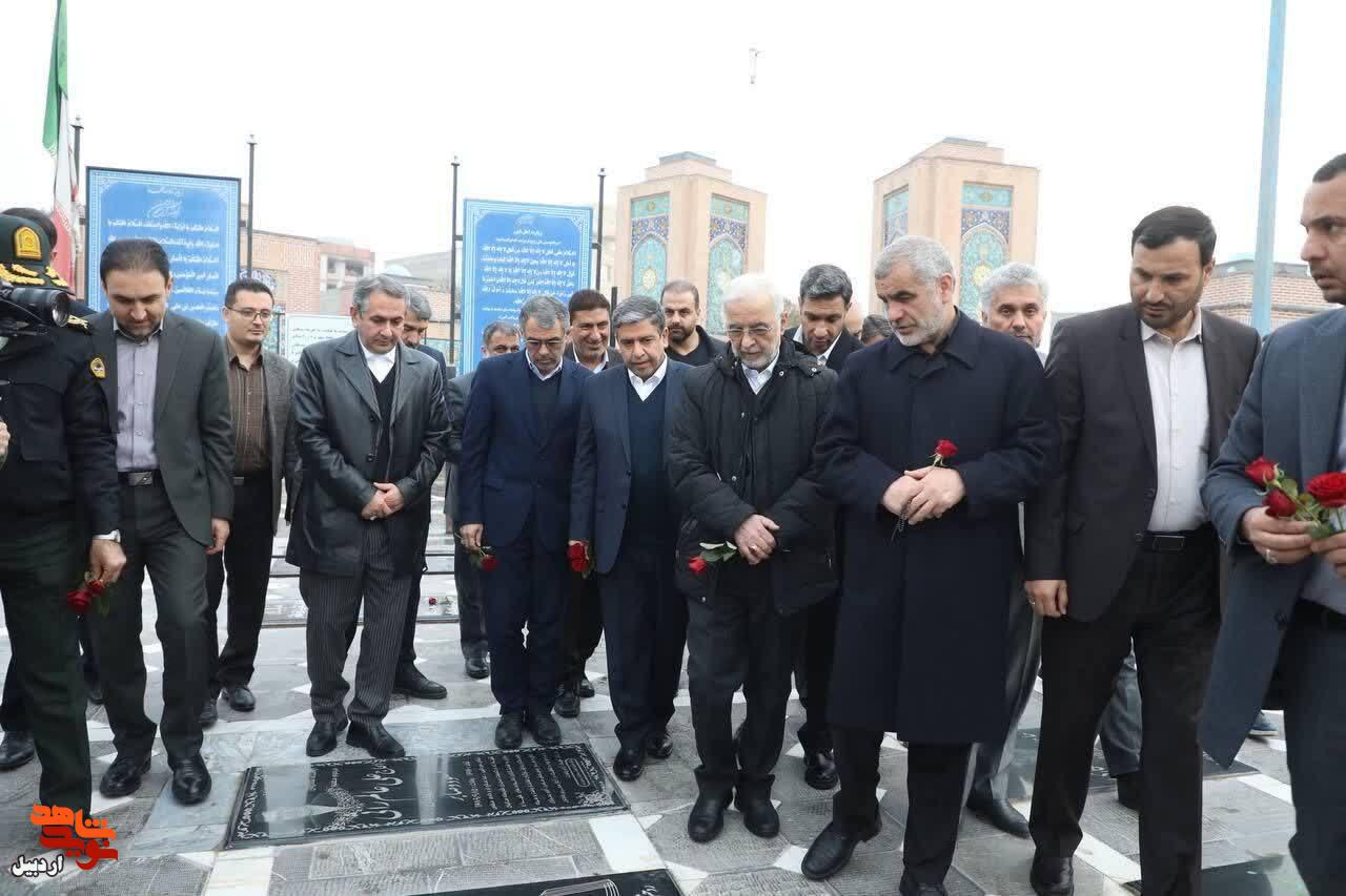 ادای احترام وزیر کشور به مقام شامخ شهدای استان اردبیل+ عکس