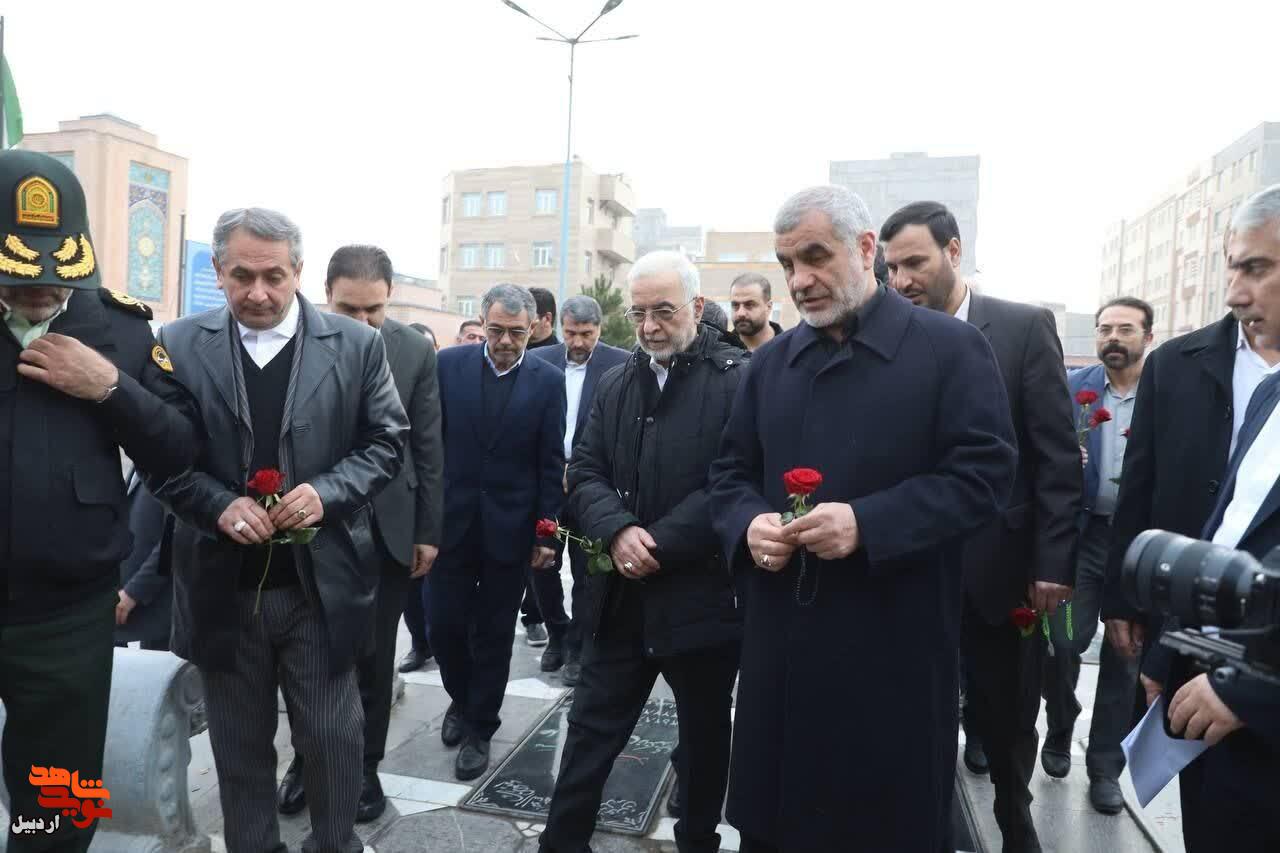 ادای احترام وزیر کشور به مقام شامخ شهدای استان اردبیل+ عکس