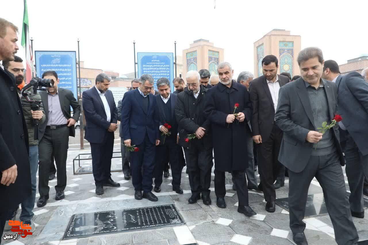 ادای احترام وزیر کشور به مقام شامخ شهدای استان اردبیل+ عکس