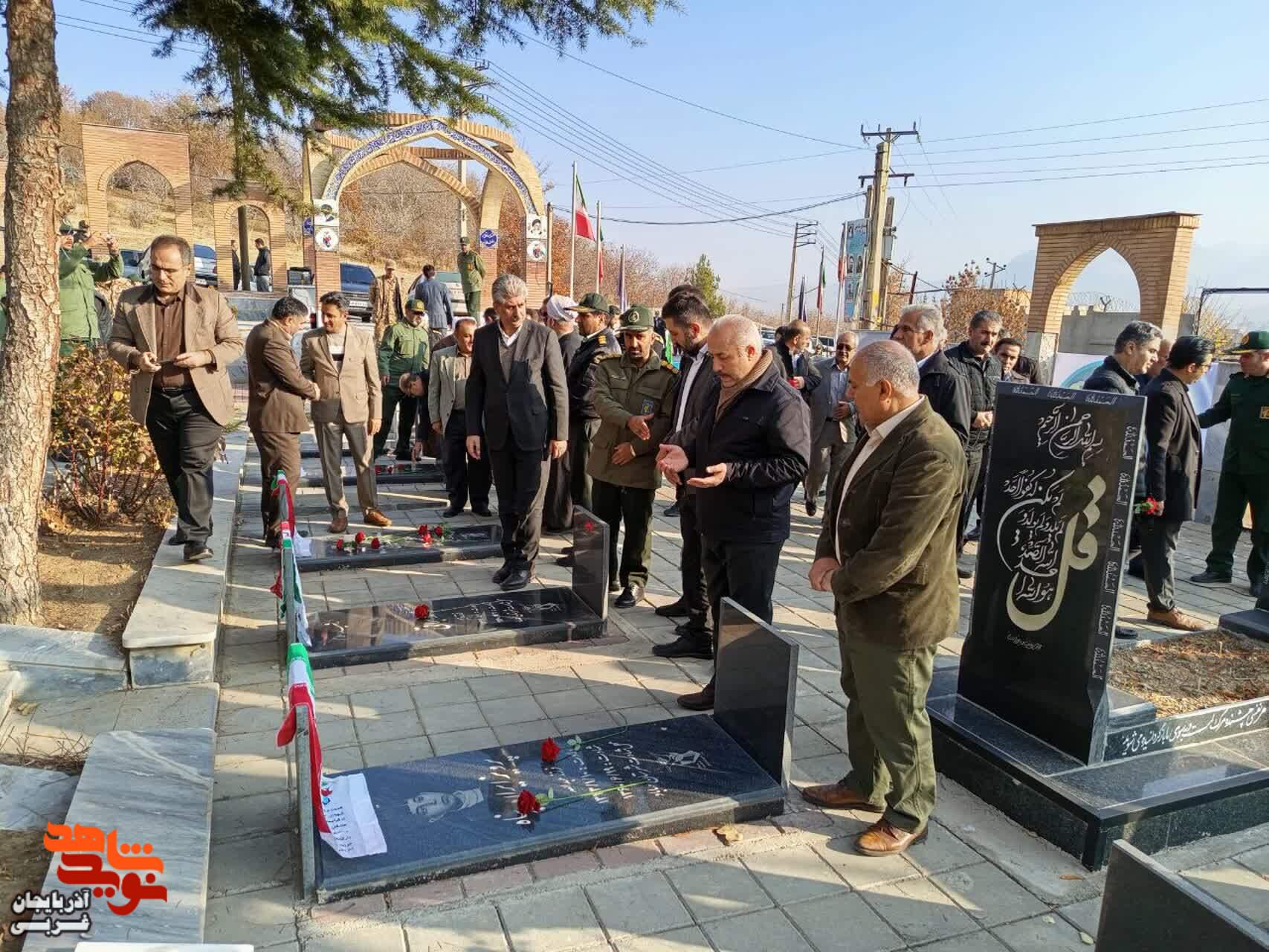 گلباران و غبارروبی مزار مطهر شهدای شماره یک مهاباد به مناسبت هفته مبارک بسیج