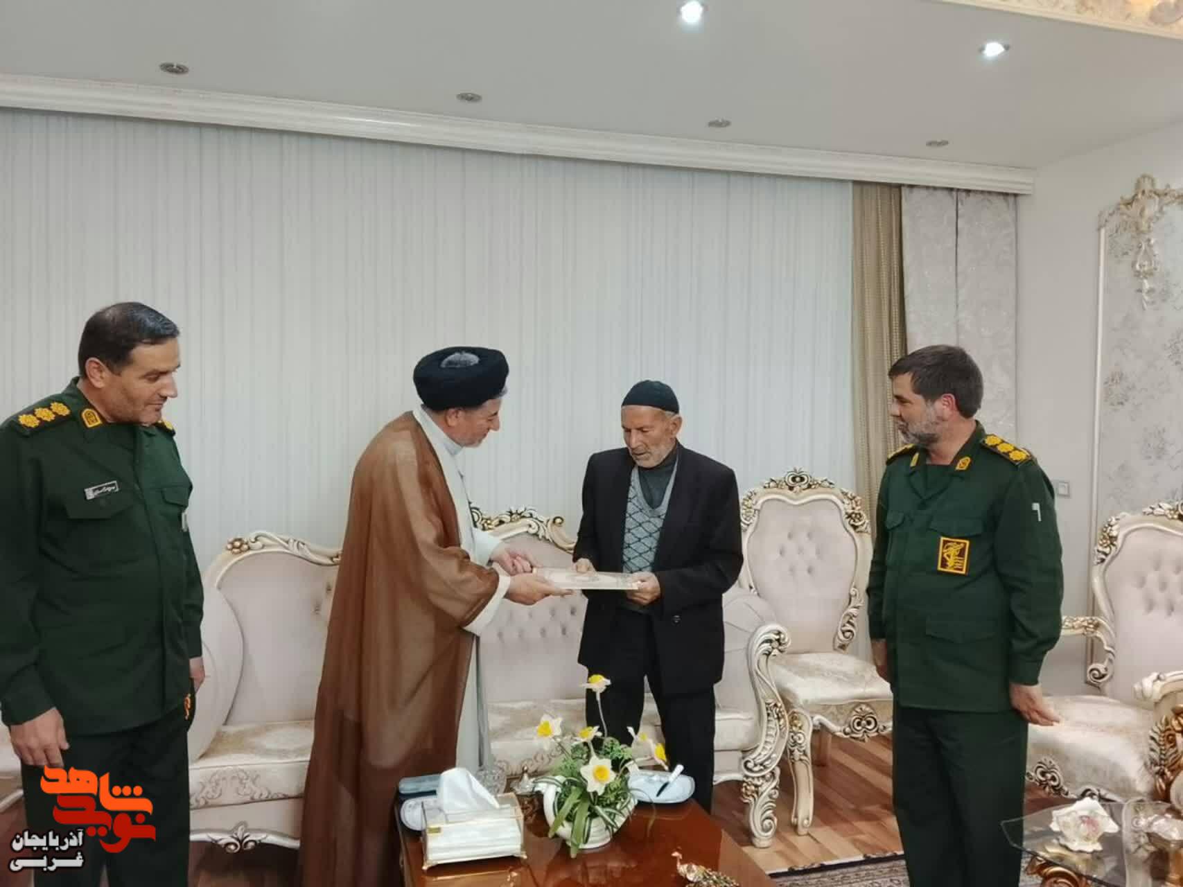 دیدار با خانواده شهدا در شهرستان خوی