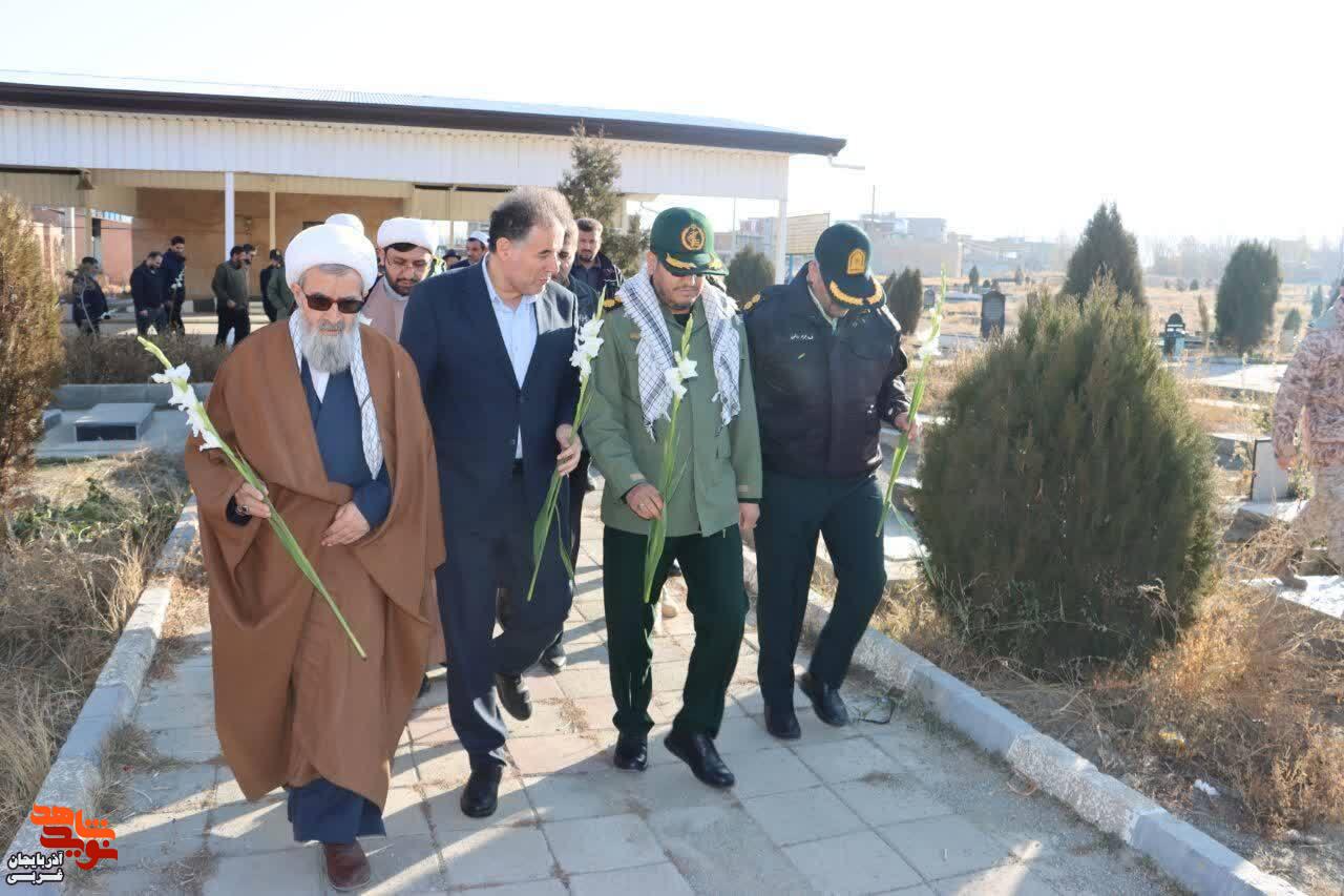 مراسم عطر افشانی و غبارروبی مزار شهدا چالدران