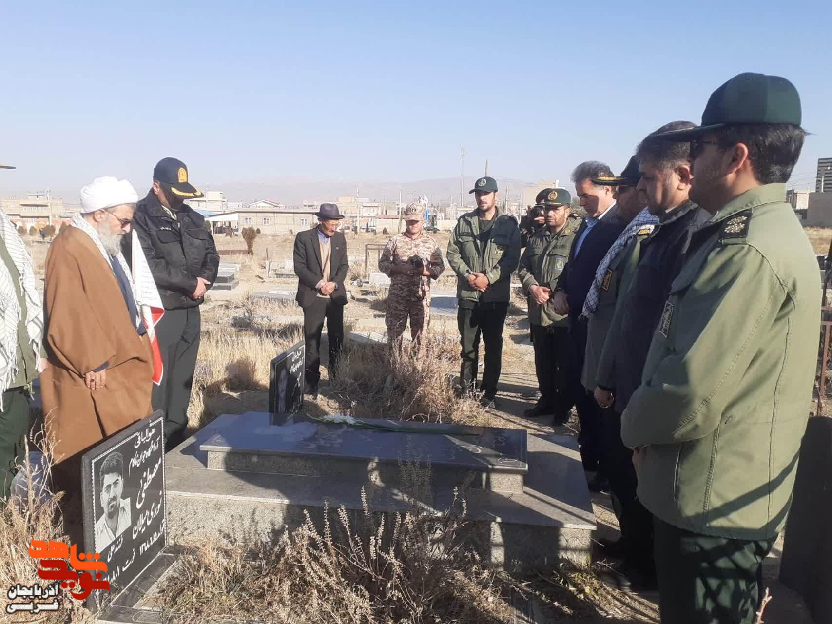 مراسم عطر افشانی و غبارروبی مزار شهدا چالدران