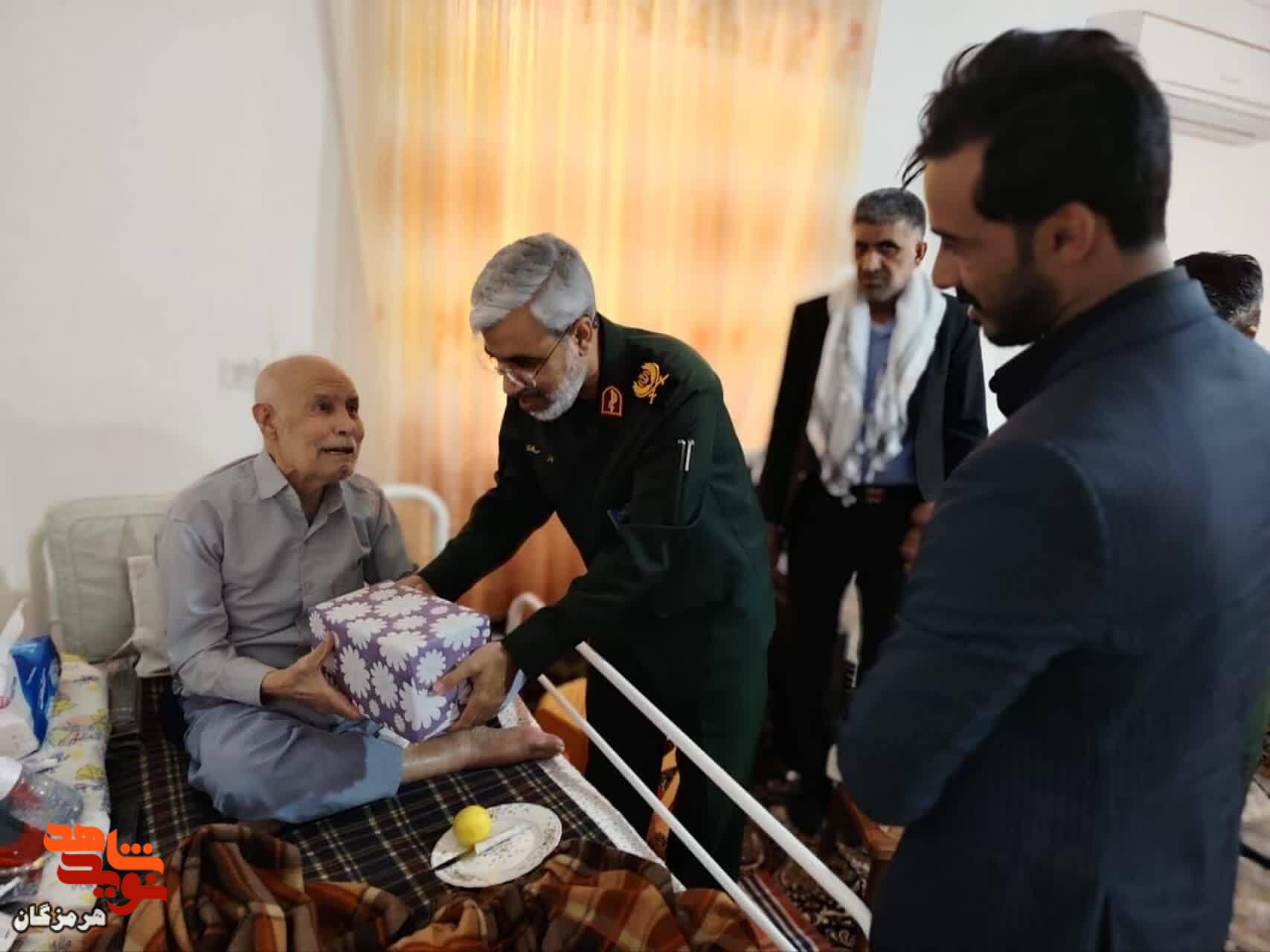 تجلیل از خانواده شهید افروتن شمسایی در حاجی‌آباد