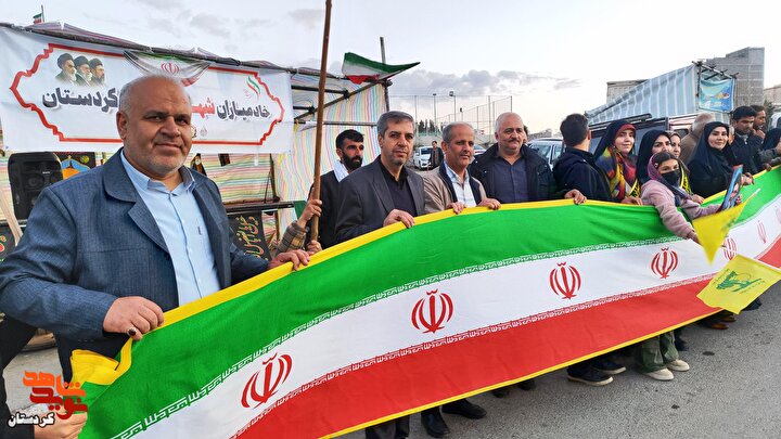 خدمات‌رسانی موکب خادمیاران شهدای کردستان در میدان بهاران سنندج/فیلم