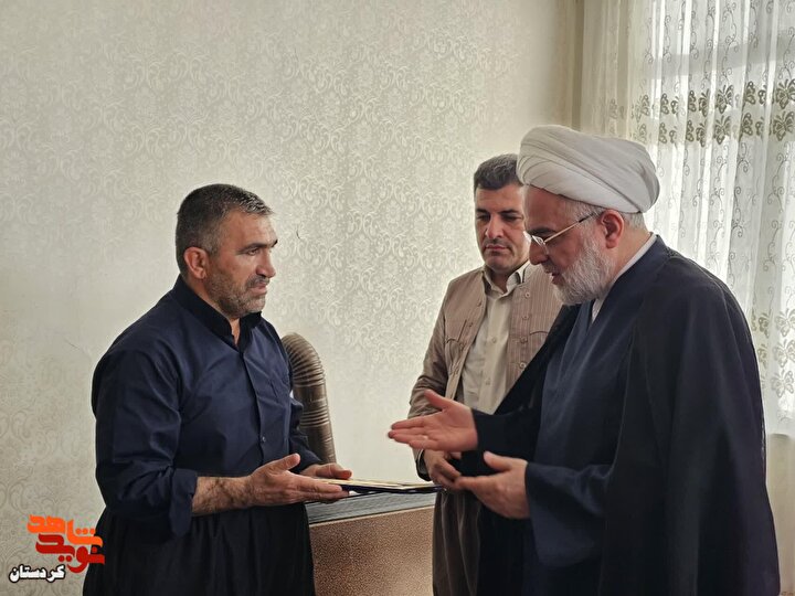 دیدار نماینده ولی‌فقیه در کردستان و مدیرکل بنیاد شهید با خانواده شهدای جنگ رمضان در مریوان/تصاویر
