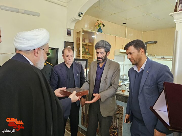 دیدار نماینده ولی‌فقیه در کردستان و مدیرکل بنیاد شهید با خانواده شهدای جنگ رمضان در قروه/تصاویر
