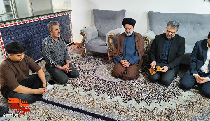 ابلاغ پیام رهبری به خانواده شهیدان خداویسی و مفاخری در قروه