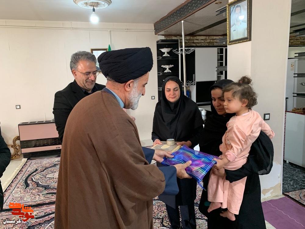 دیدار نماینده ولی‌فقیه در بنیاد شهید با خانواده شهیدان «رضا سلطانیان» و «ماهان زارعی» در کامیاران