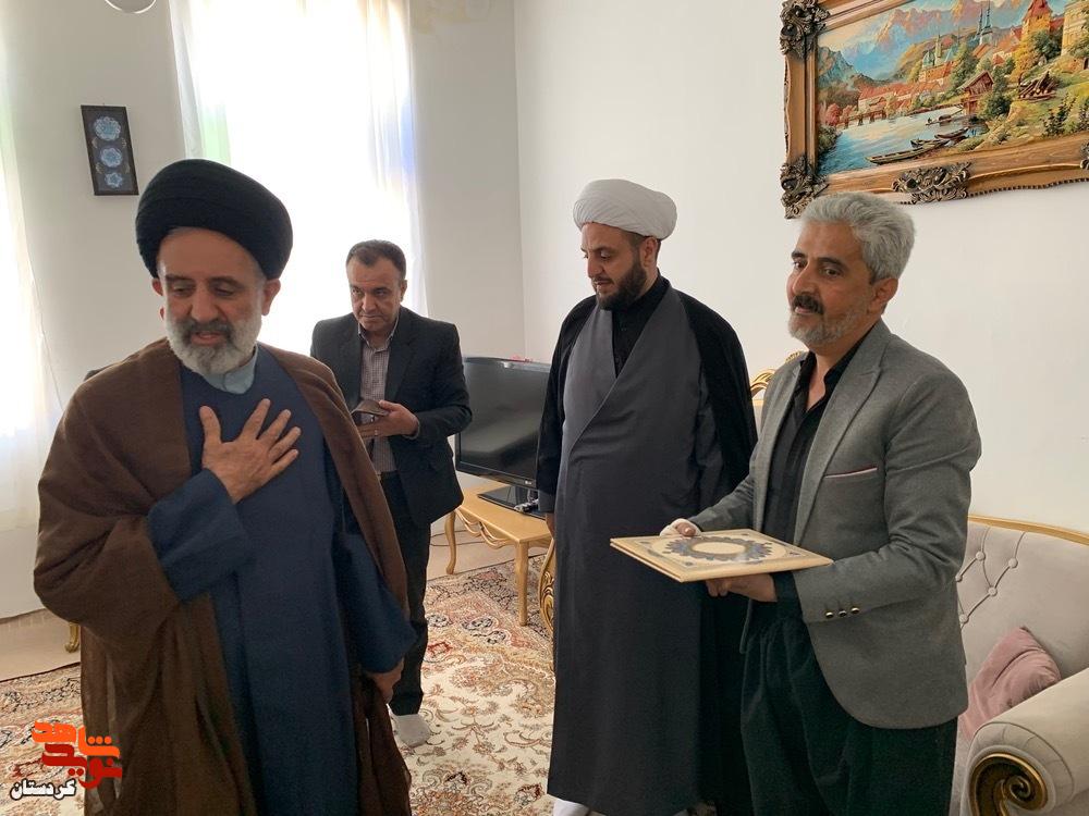 دیدار نماینده ولی‌فقیه در بنیاد شهید با خانواده شهیدان «رضا سلطانیان» و «ماهان زارعی» در کامیاران