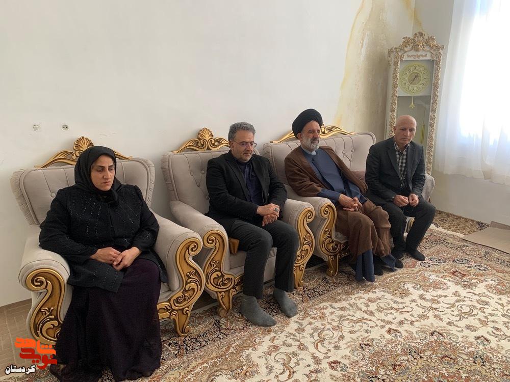 دیدار نماینده ولی‌فقیه در بنیاد شهید با خانواده شهیدان «رضا سلطانیان» و «ماهان زارعی» در کامیاران