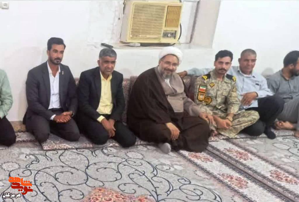 دیدار مسئولان حاجیآباد با ملوانان ناو دنا در روستاهای شمیل و جائین دیدار مسئولان حاجیآباد با ملوانان ناو دنا در روستاهای شمیل و جائین