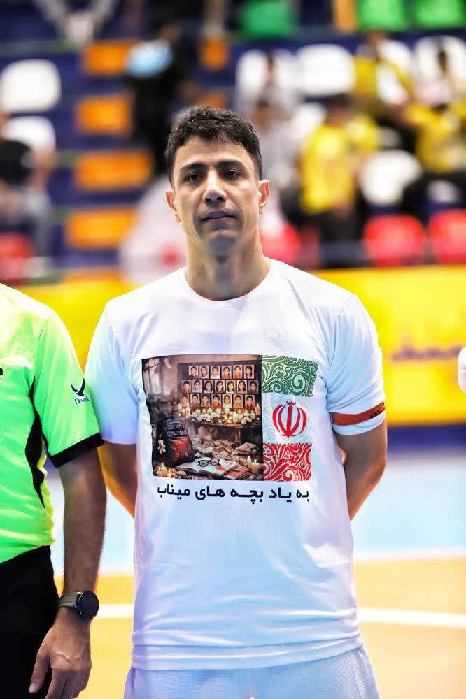 تقدیم گل به یاد شهدای میناب توسط آقای گل فوتسال تقدیم گل به یاد شهدای میناب توسط آقای گل فوتسال